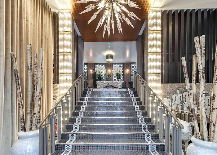 The One Alma Отель Париж