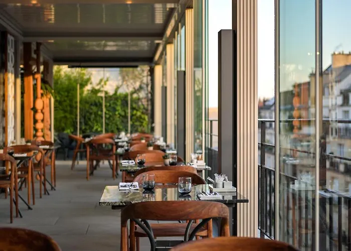 The One Alma Отель Париж