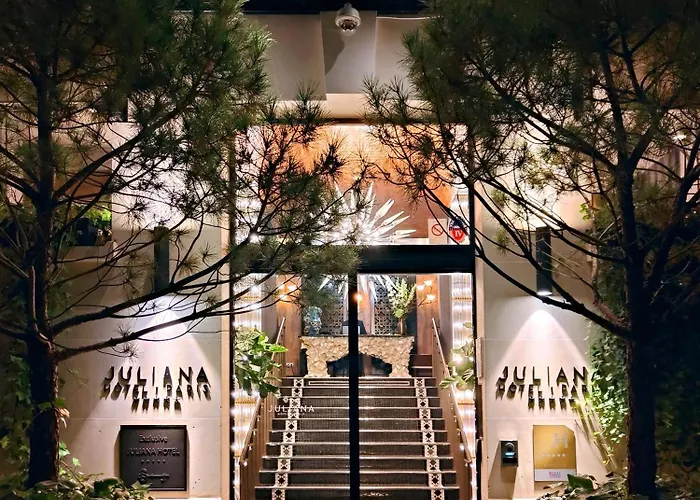 The One Alma Отель Париж