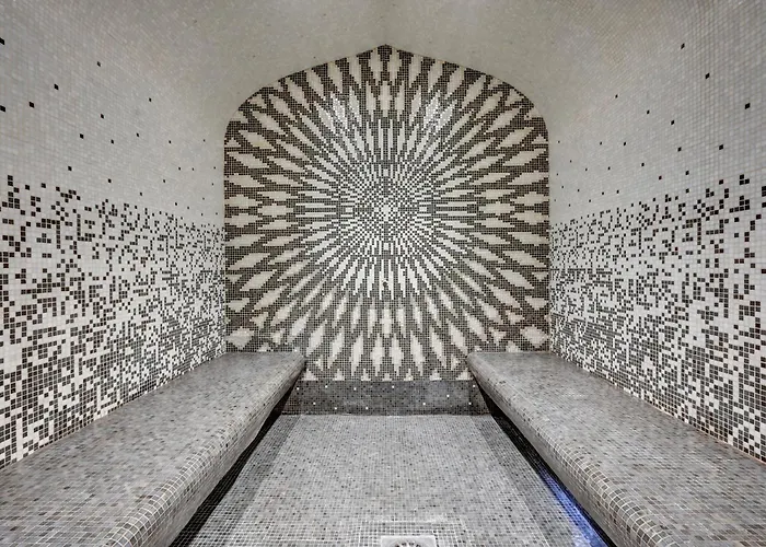 The One Alma Отель Париж