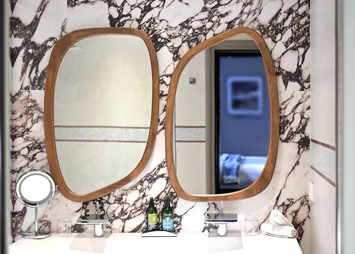 The One Alma 5* Париж