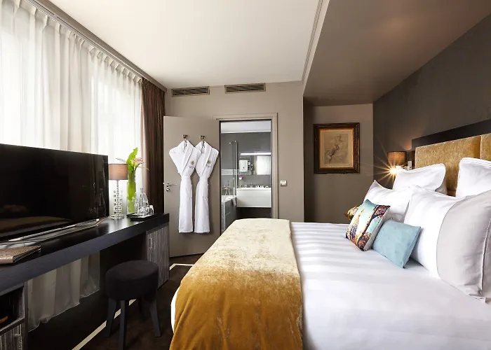 The One Alma Отель Париж