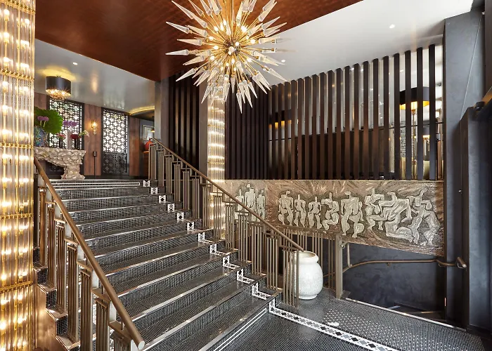 The One Alma Отель Париж