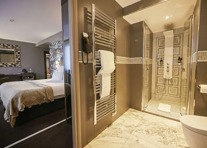 The One Alma Отель Париж